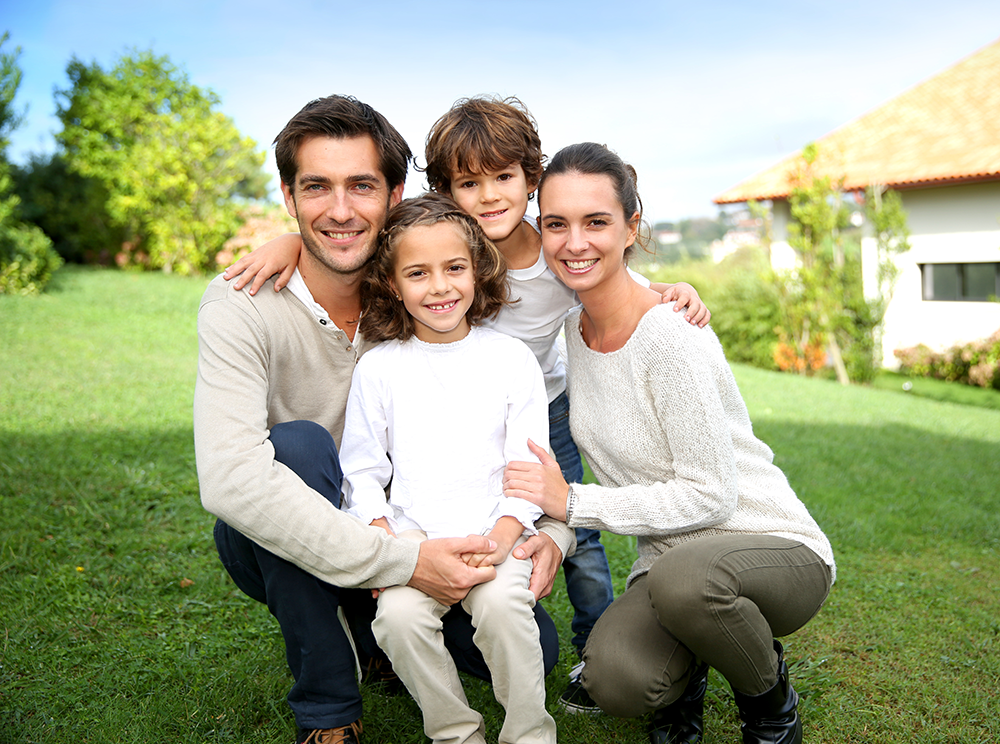 Vierköpfige Familie im Garten